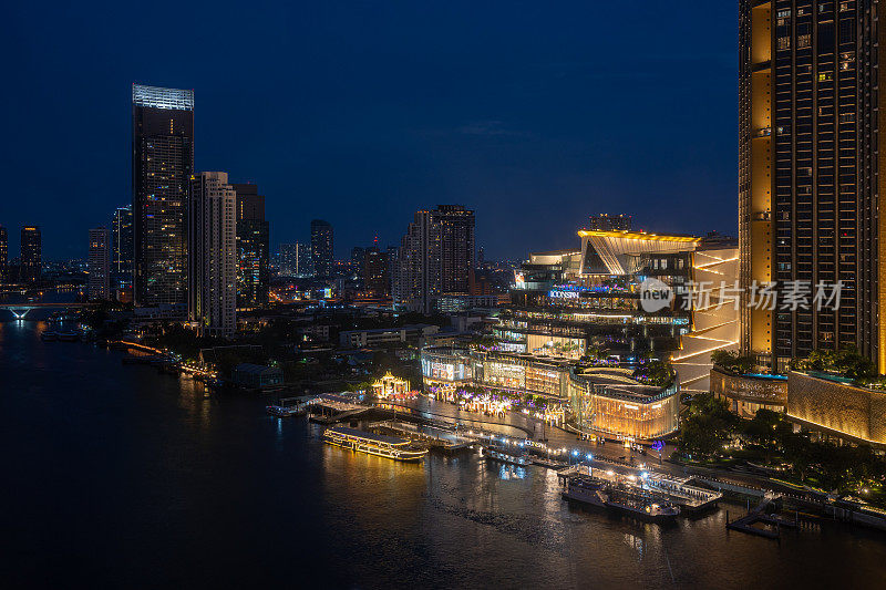 泰国曼谷- 2021年4月24日:湄南河附近的Iconsiam购物中心的夜景。